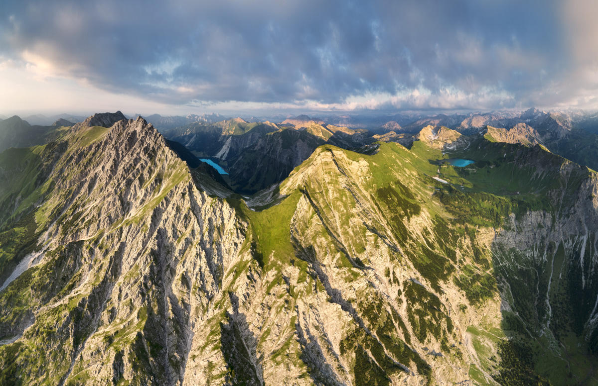 Schrecksee und Vilsalpsee aus der Vogelperspektive, Türkise Bergseen zwischen schroffen Gipfeln, Rauhorn und Gaishorn