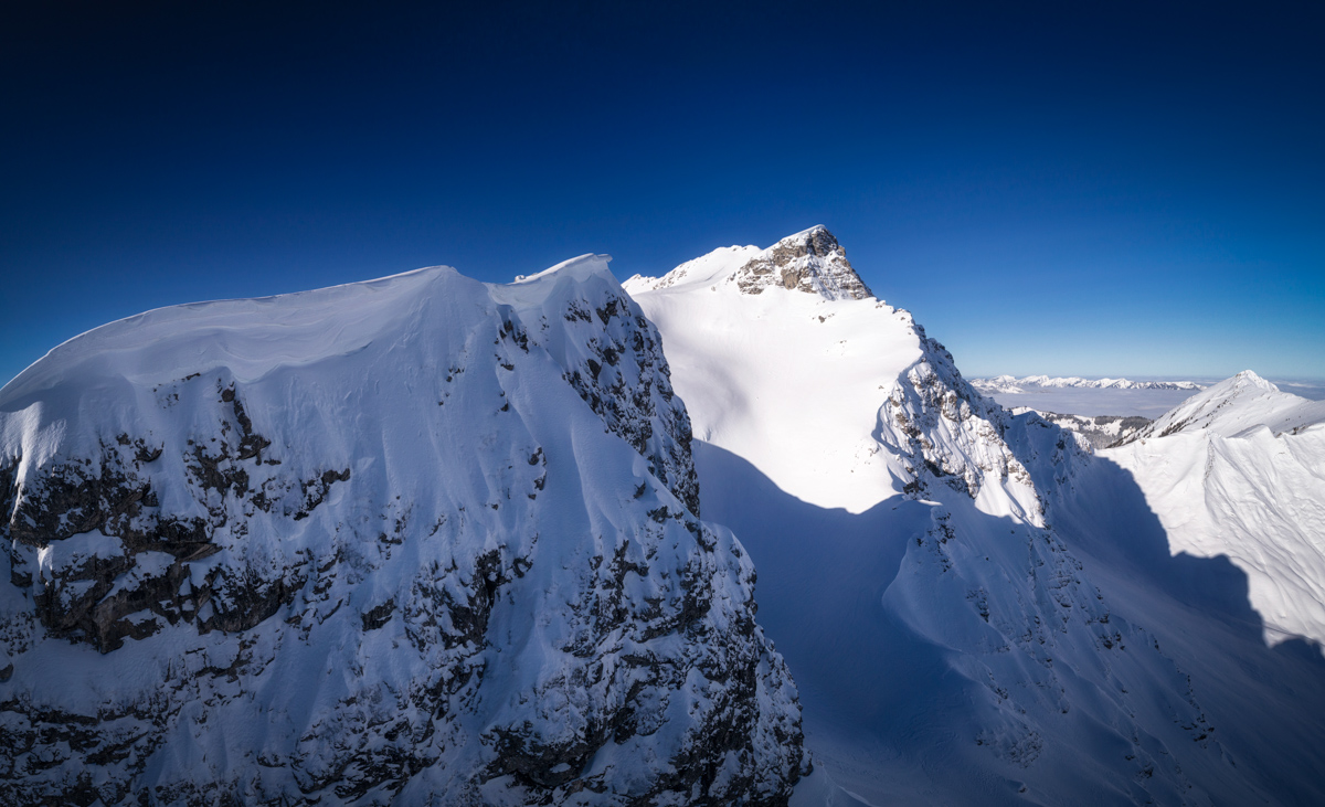 Hinterstein, Majestätischer Schneegipfel unter tiefblauem Winterhimmel, Allgäuer Hochalpen im Gegenlicht