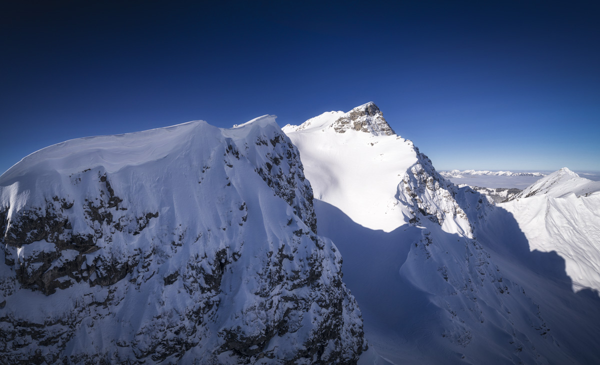 Steile Schneegipfel der Allgäuer Hochalpen, Mächtige Felswände unter tiefblauem Winterhimmel, Hinterstein - Oberallgäu