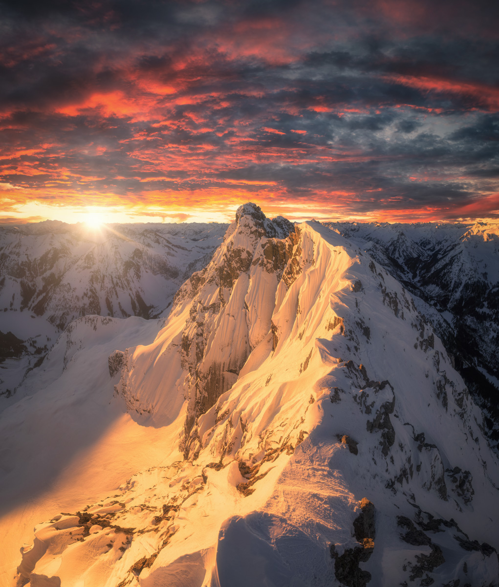 Rauhorn & Gaishorn Feuermorgen, Verschneiter Felsgipfel unter brennendem Winterhimmel, Spektakulärer Sonnenaufgang