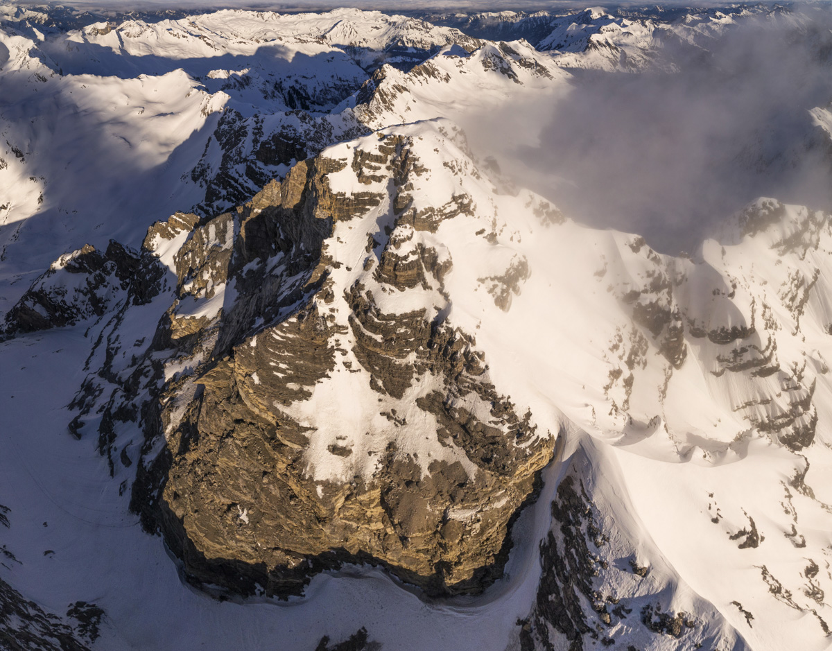 Hochvogel-Nordwand aus der Luft, Massive Felswand zwischen Schnee und Wolken, Allgäuer Hochalpen - Oberallgäu