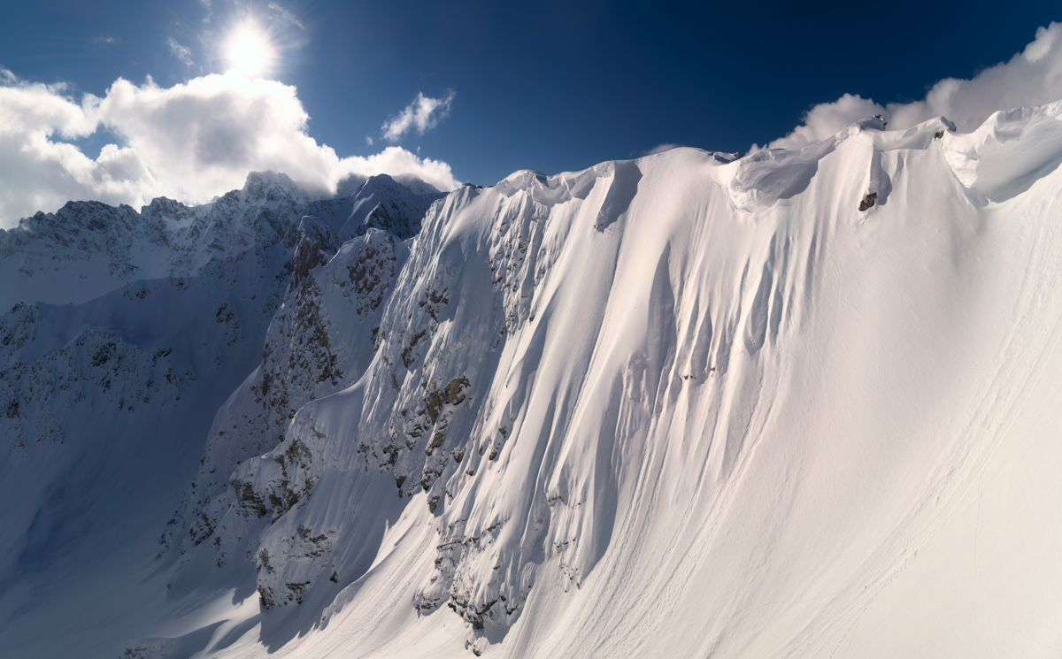 Hohe Gänge, Steile Schneewände im Winterlicht, Dramatischer Blick auf den Kleinen Daumen bei Hinterstein