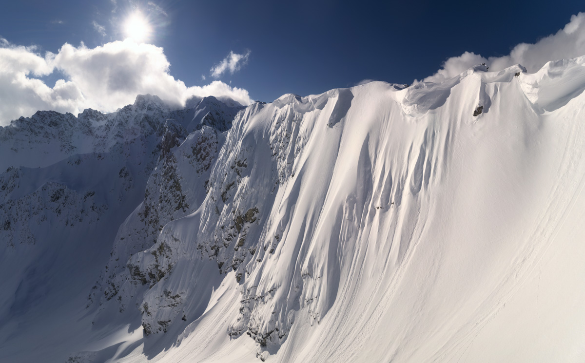 Hohe Gänge und Kleiner Daumen im Tiefschnee, Mächtige Schneewand mit Wechten unter strahlender Sonne, Hinterstein