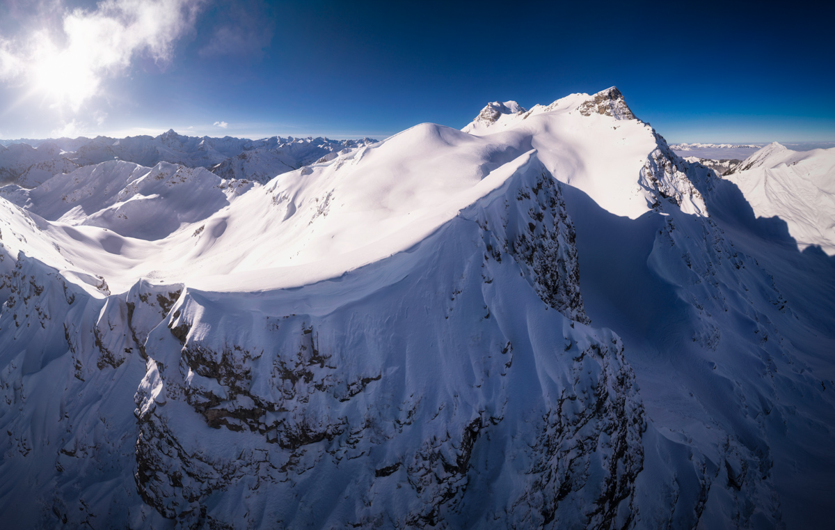 Hinterstein, Verschneite Berggipfel im strahlenden Winterlicht, Allgäuer Hochalpen unter klarem blauem Himmel