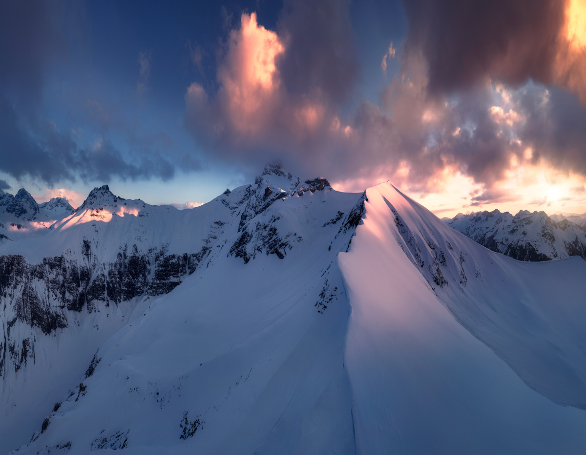 Trettach, Rosa Wolken über verschneitem Berggrat, Winterlicher Sonnenuntergang über den Allgäuer Hochalpen bei Oberstdorf