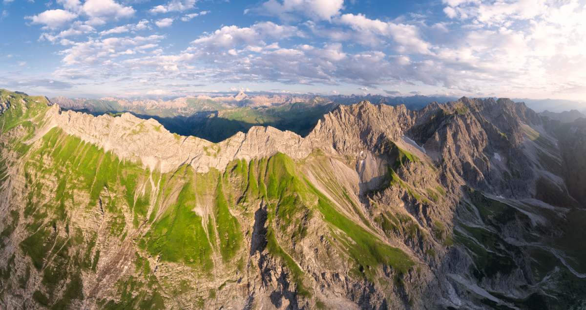 Großer Daumen, Sommerliches Panorama am Hindelanger Klettersteig, Blick zum Nebelhorn über grüne Allgäuer Berggrate