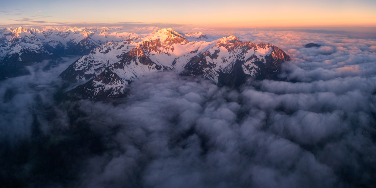 Hinterstein, Winterliches Nebelmeer mit Alpenglühen, Verschneite Gipfel über Wolkendecke im Abendrot - Landschaftsfotografie