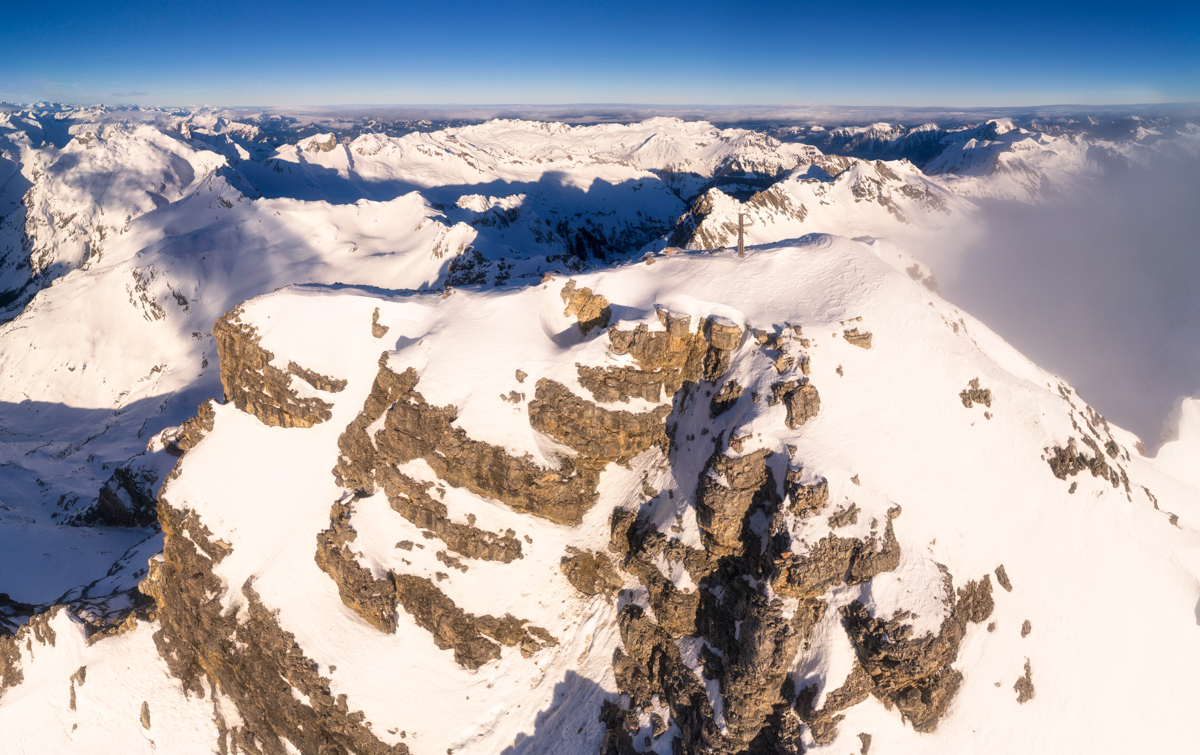 Giebel, Gipfelkreuz über der verschneiten Allgäuer Bergkette, Winterpanorama mit Schneck und Hochvogel bei Hinterstein
