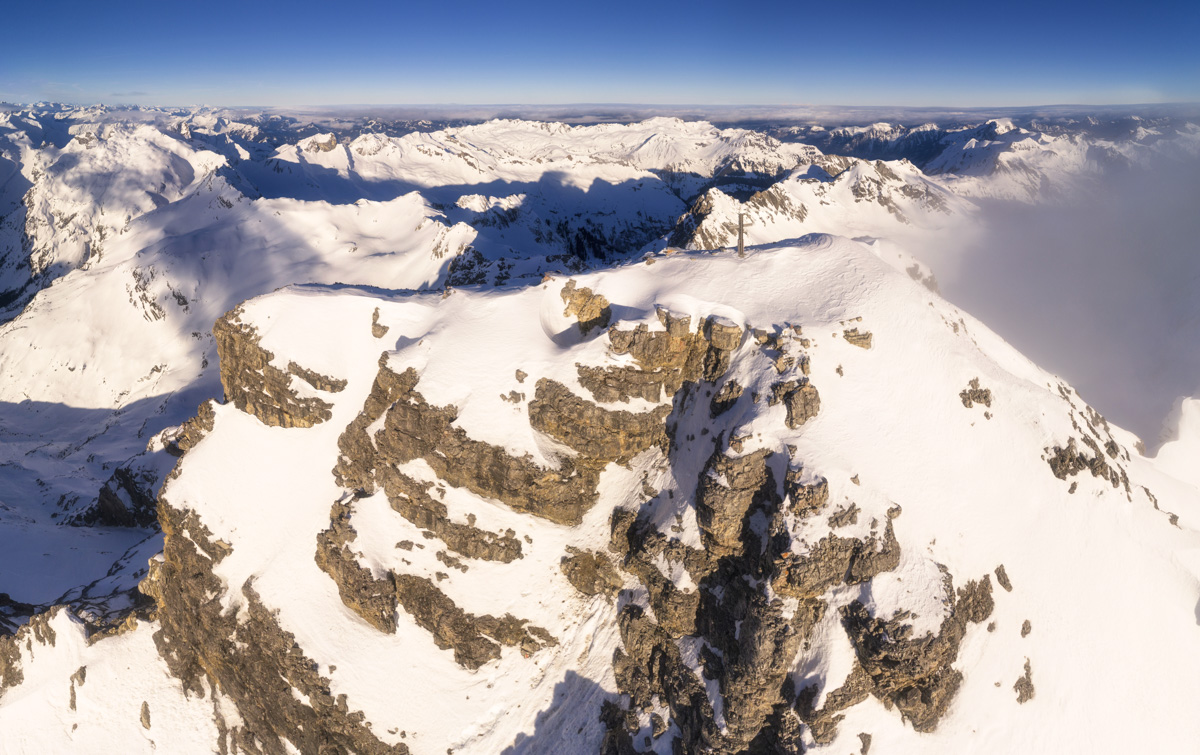 Giebel, Schneck, Hochvogel und Rauhorn im strahlenden Winterpanorama, Gipfelkreuz über endloser Schneelandschaft