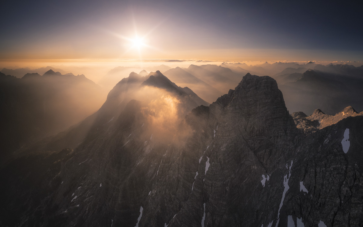 Lechtaler Hochalpen im goldenen Gegenlicht, Bergsilhouetten und Dunstschleier am Fernpass, Tirol - Österreich