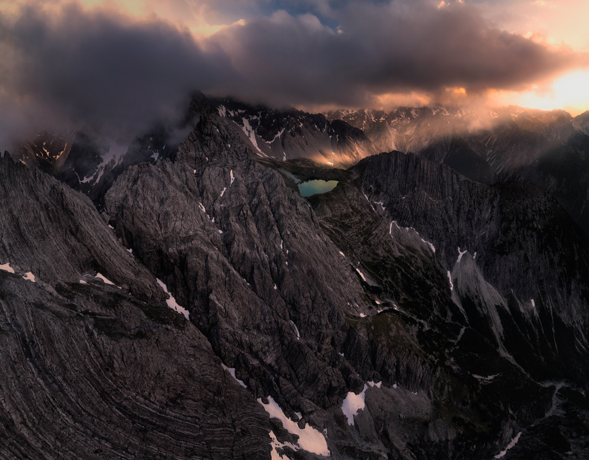Lechtaler Hochalpen, Dramatischer Sonnenuntergang über schroffen Felsgipfeln, Hahntenjoch bei Fernpass