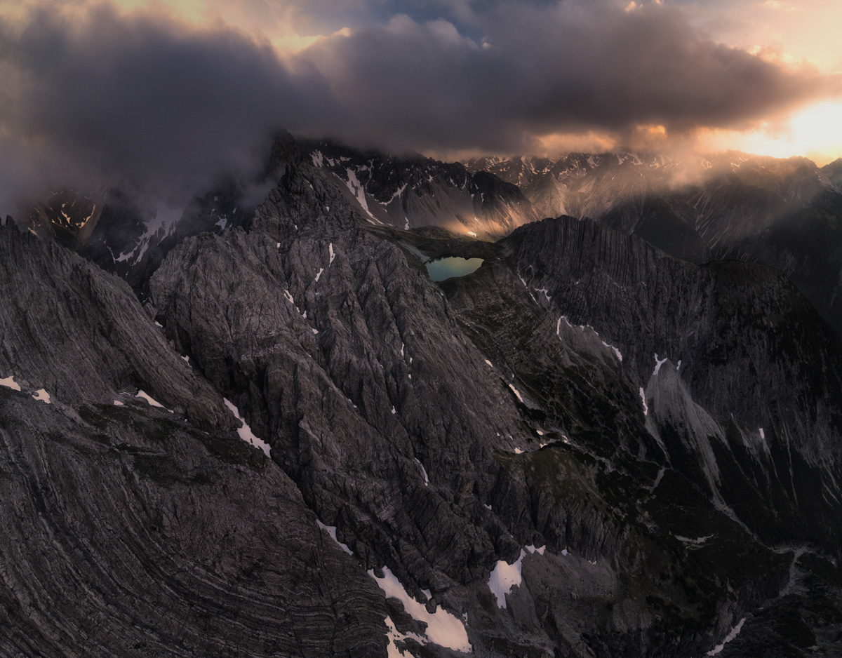 Lechtaler Felswände bei Sonnenuntergang, Schroffe Hochalpen mit verborgenem Bergsee am Hahntenjoch, Tirol - Österreich