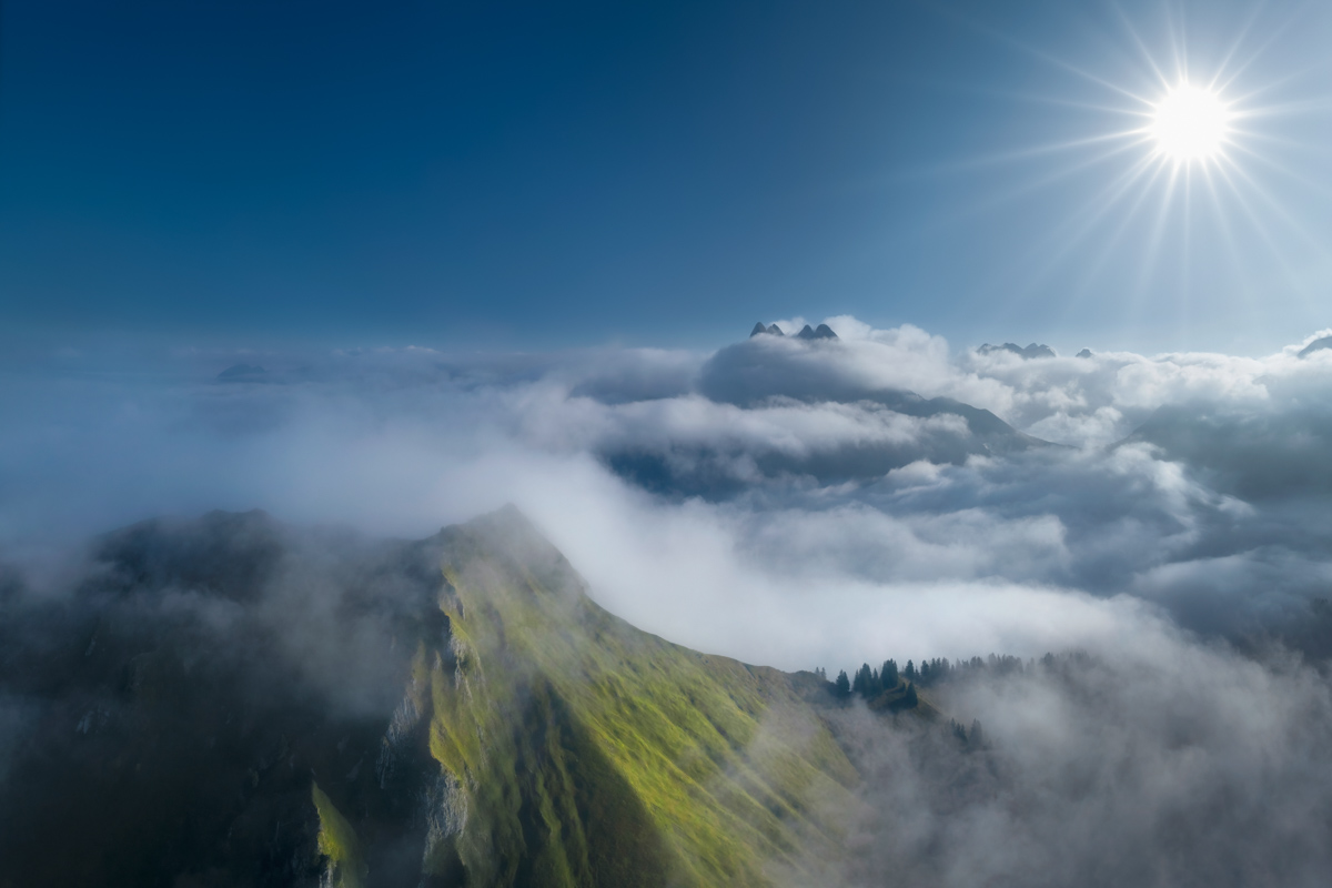 Kegelkopf über dem Nebel, Höfats im Wolkenmeer bei Oberstdorf, Sommer in den Allgäuer Alpen - Landschaftsfotografie Allgäu