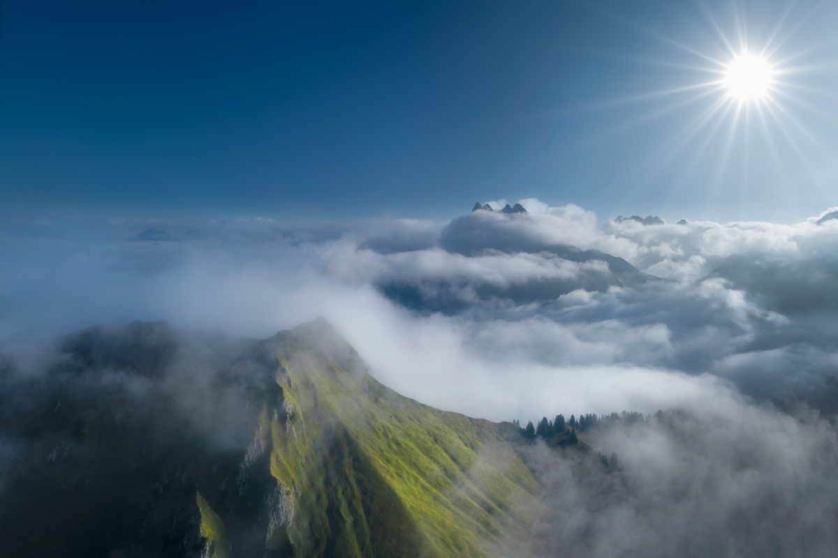 Kegelkopf und Höfats im sommerlichen Nebelmeer, Grüner Berggrat unter Sonnenstern und blauem Himmel, Oberstdorf - Oberallgäu