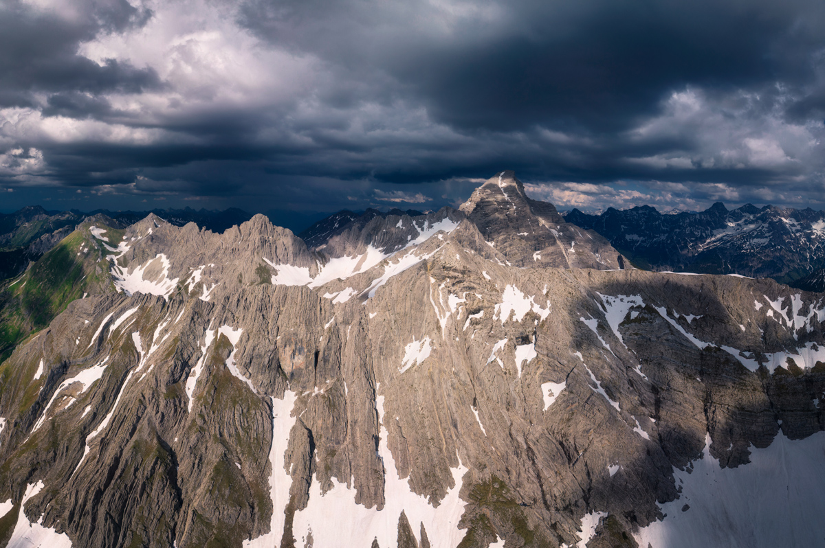 Großer Wilder und Hochvogel, Dramatische Gewitterwolken über verschneiten Gipfeln, Frühling bei Hinterstein