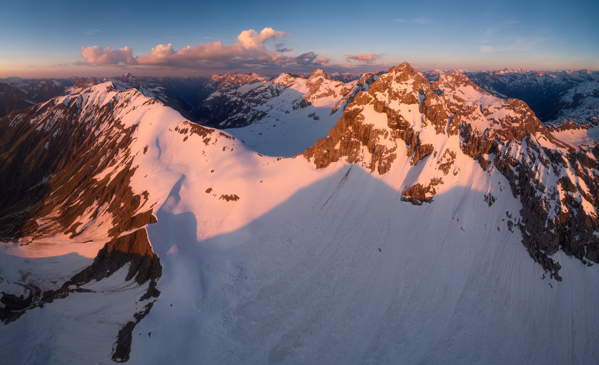 Krottenkopf im Alpenglühen, Winterlicher Sonnenuntergang über verschneiten Allgäuer Gipfeln, Oberstdorf von oben