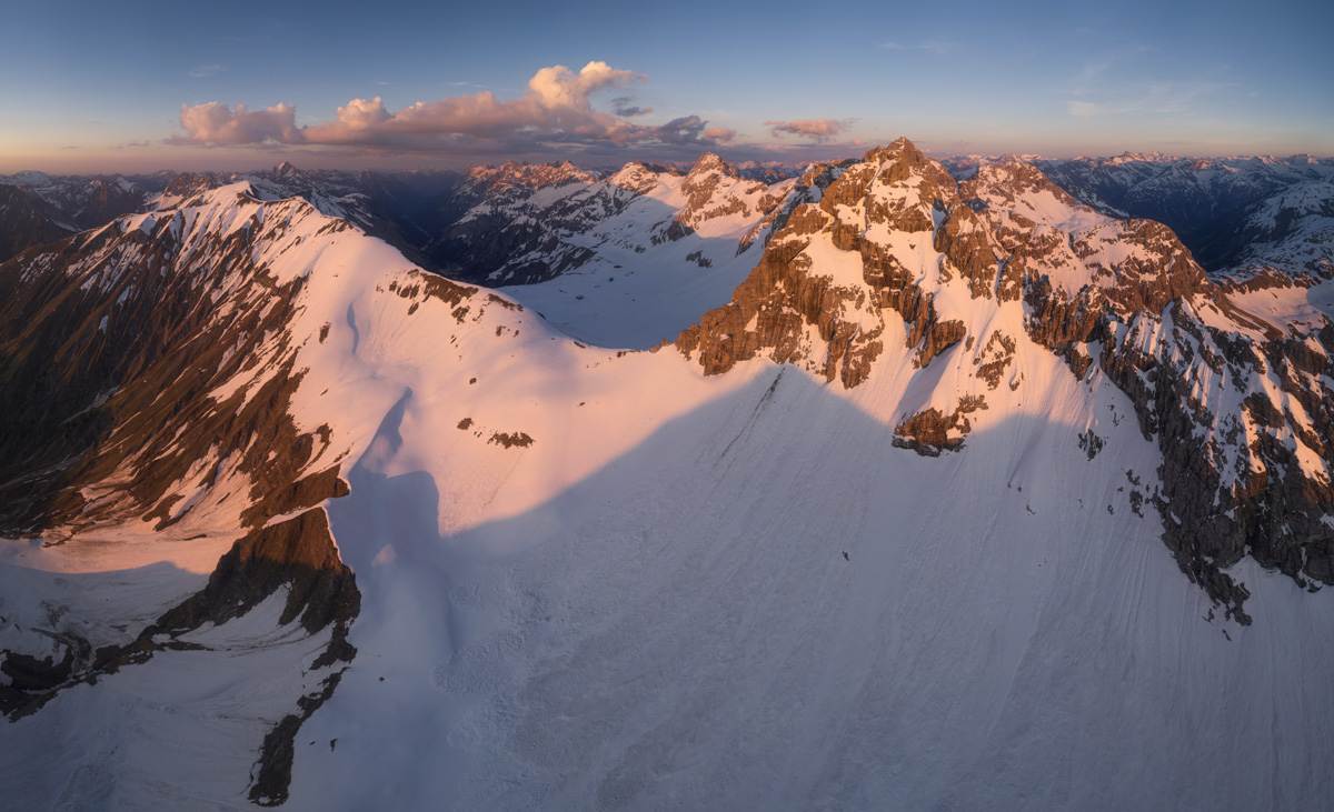 Krottenkopf im goldenen Winteralpenglühen, Verschneite Hochalpen bei Sonnenuntergang aus der Luft, Oberstdorf - Oberallgäu