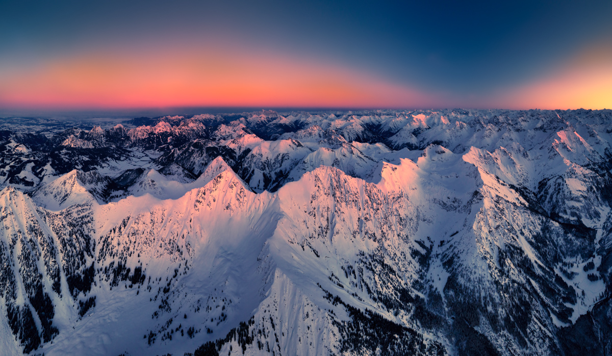 Allgäuer Alpen im Winterglühen, Panorama über verschneite Bergketten bei Hinterstein, Sonnenuntergang Hindelang