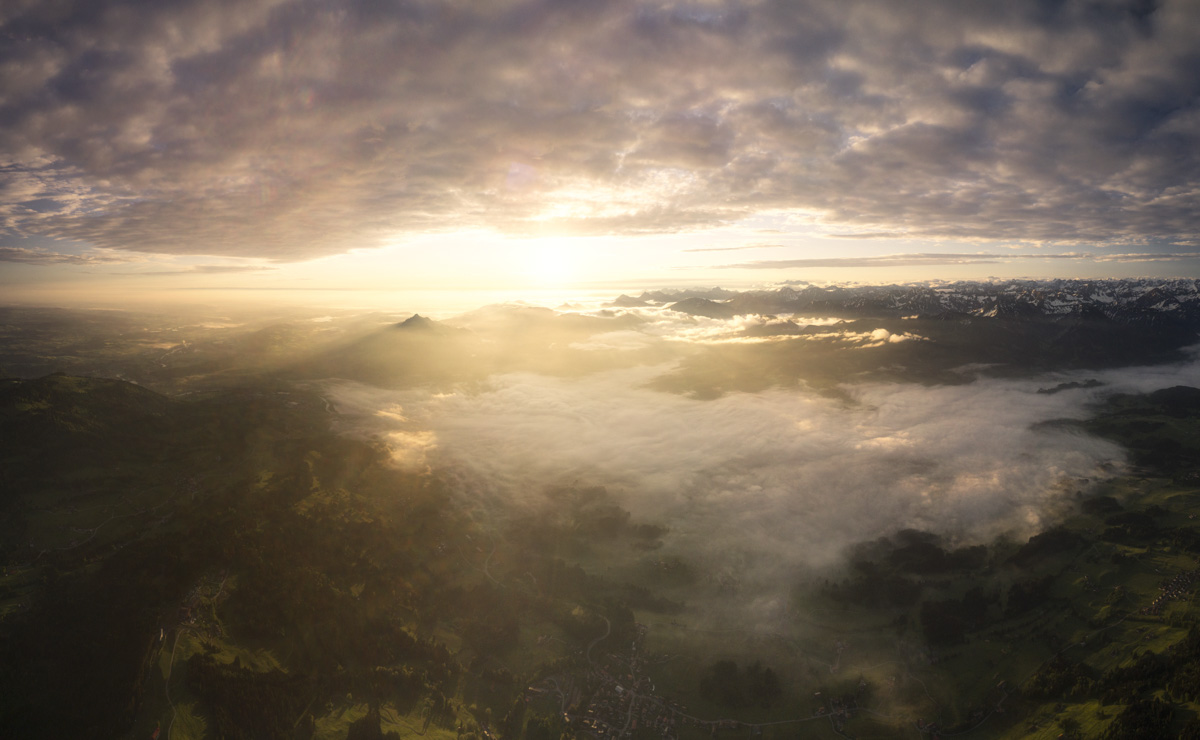 Sonthofen, Grünten im Sonnenaufgang über dem Nebelmeer, Goldenes Morgenlicht über dem Oberallgäu - Landschaftsfotografie