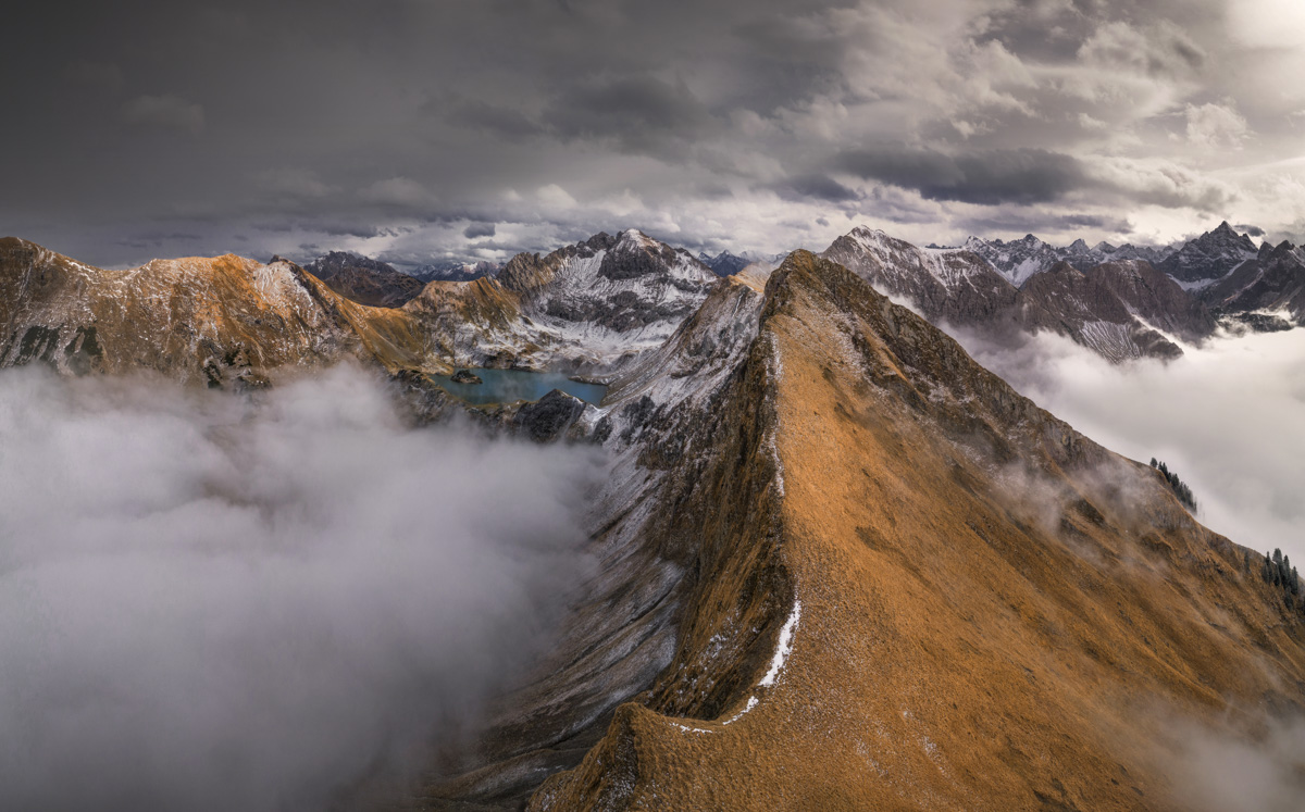 Schrecksee im goldenen Herbst, Indian Summer am Bergsee bei Hinterstein, Herbstfarben und Wolkenstimmung - Oberallgäu