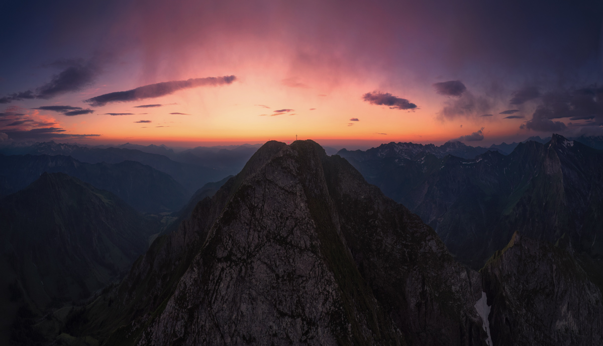 Höfats-Silhouette mit Gipfelkreuz im Oytal, Sonnenuntergang über Oberstdorf, Dramatisches Abendrot - Allgäu