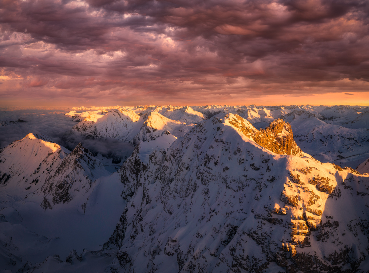 Allgäuer Hochalpen im Alpenglühen, Dramatische Wolken über verschneiten Gipfeln bei Oberstdorf, Winterpanorama