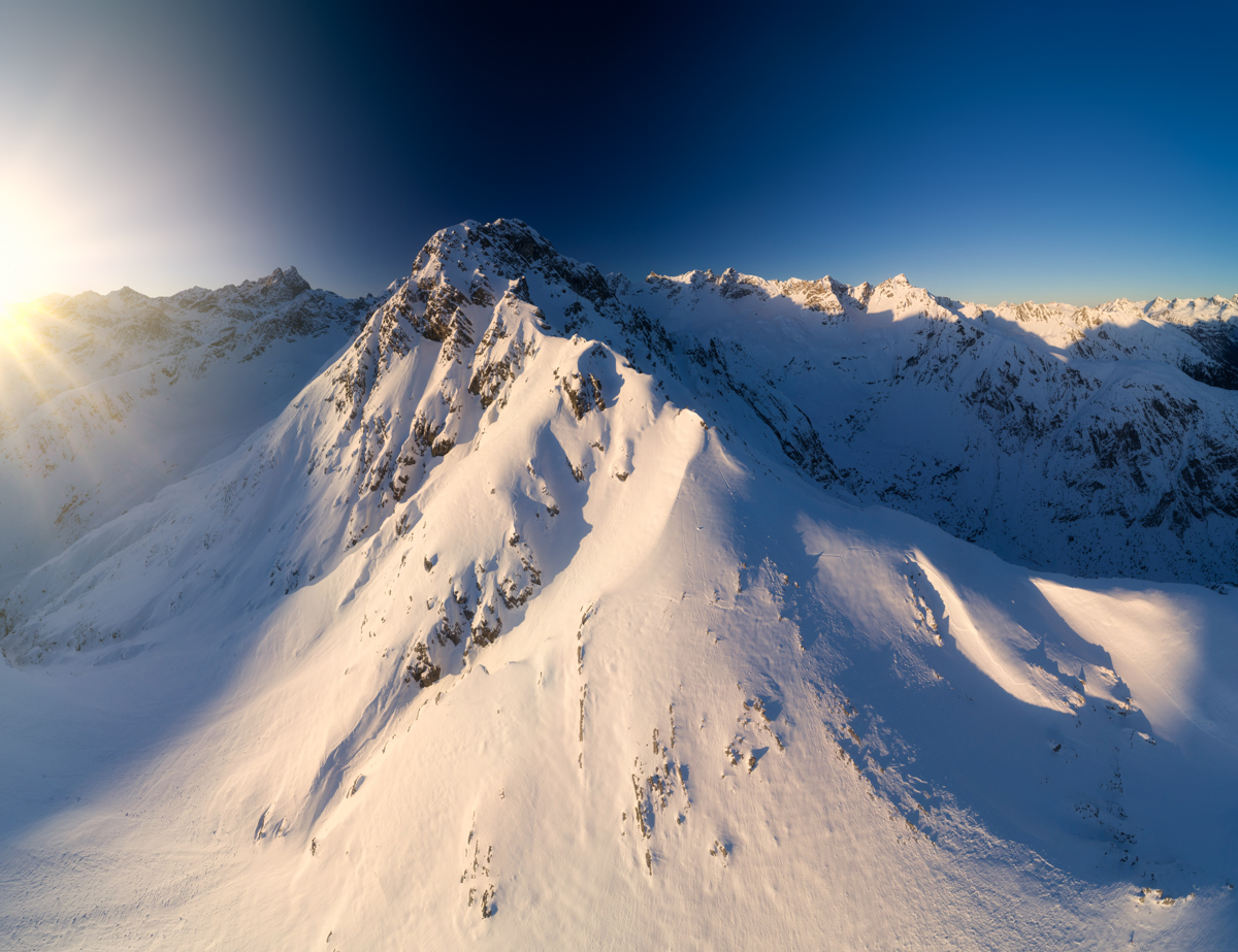 Lechtaler Alpen im Winterkleid, Verschneiter Gipfel im Sonnenlicht am Hahntenjoch, Fernpass Hochalpen
