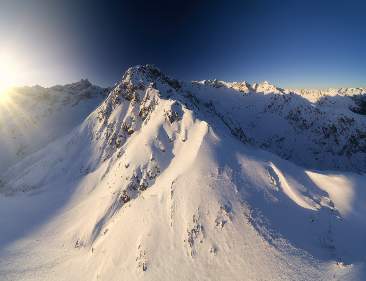 Verschneiter Gipfel am Fernpass und Hahntenjoch, Winterliche Hochalpen im Lechtal, Strahlend blauer Himmel über Tirol