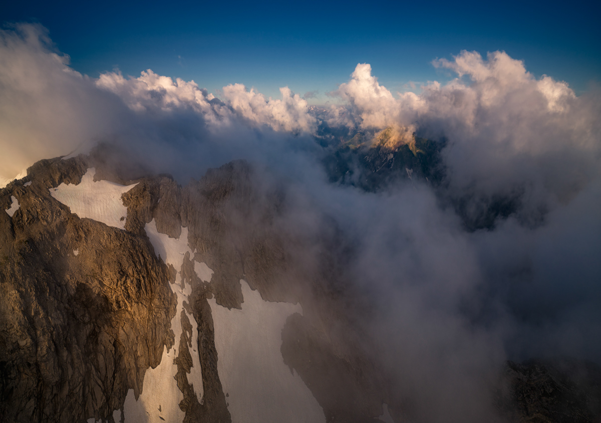 Hintersteiner Felswände, Herbstliche Wolkenstimmung über den Allgäuer Alpen, Schroffe Gipfel und Schneefelder