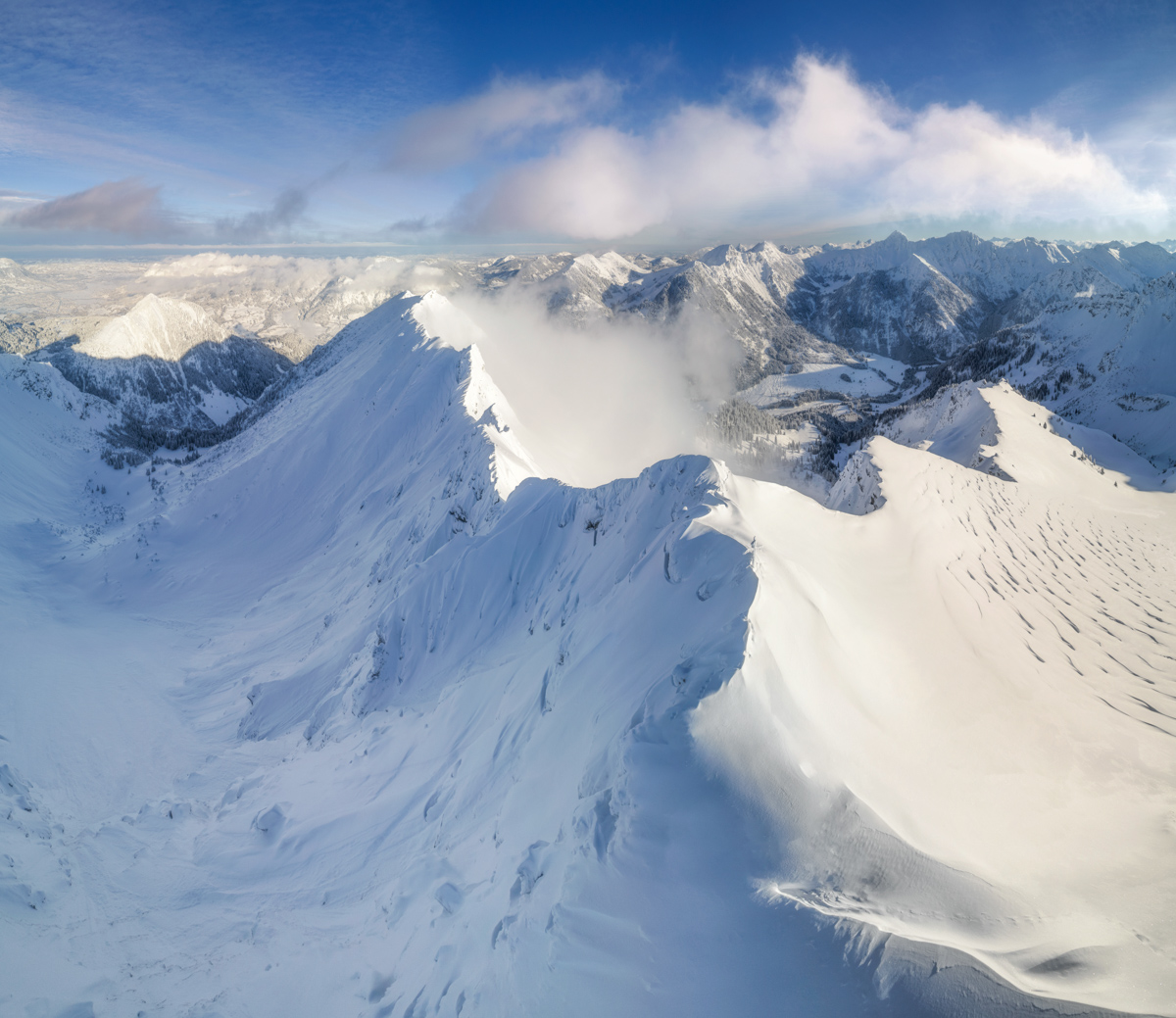 Breitenberg am Hindelanger Klettersteig, Verschneites Winterpanorama über den Allgäuer Alpen, Hinterstein von oben