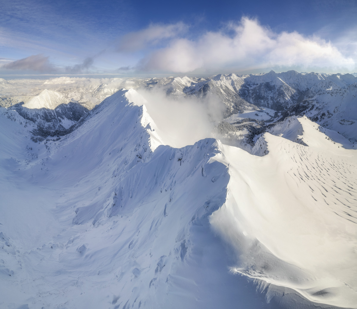 Breitenberg und Hindelanger Klettersteig im Winter, Verschneite Bergketten bei Hinterstein von oben, Weiche Schneehänge