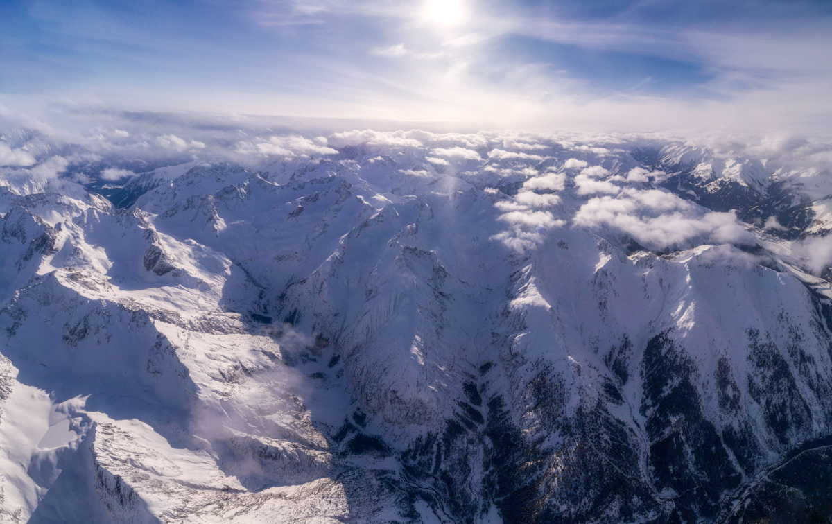 Lechtaler Alpen von oben, Weites Winterpanorama über verschneite Hochalpen, Sonnenschein am Hahntenjoch bei Fernpass