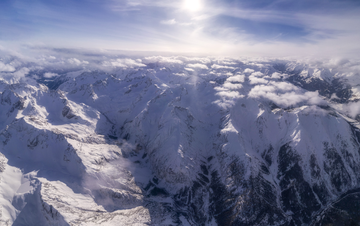 Endlose verschneite Bergketten am Fernpass und Hahntenjoch, Winterliche Hochalpen im Sonnenlicht über dem Lechtal, Alpines