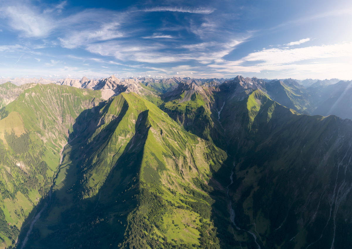 Oberstdorfer Bergwelt, Sattgrüne Almwiesen und schroffe Gipfel im Sommer, Allgäuer Alpen Panorama - Landschaftsfotografie