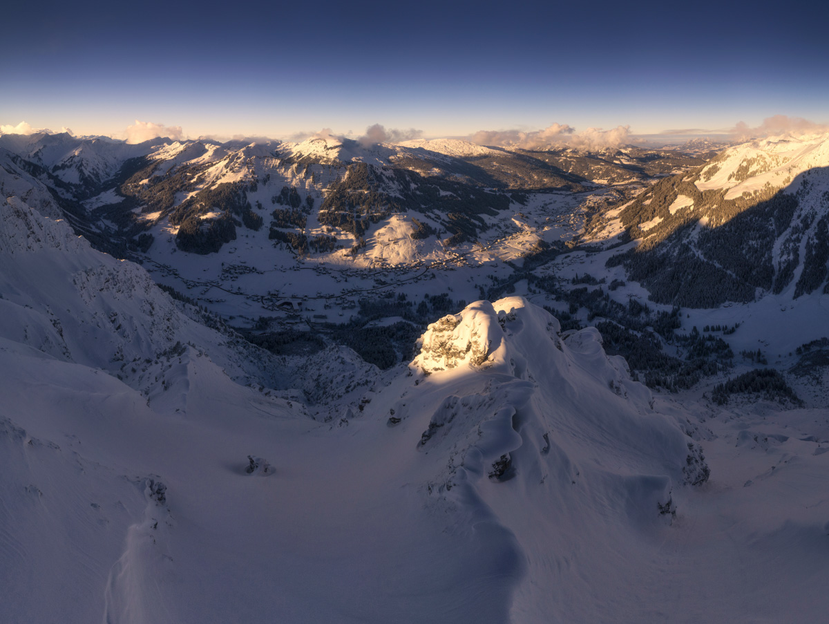 Ponten und Bschießer über Hinterstein im Winter, Goldenes Abendlicht auf verschneiten Gipfeln, Winterliches Bergtal von oben