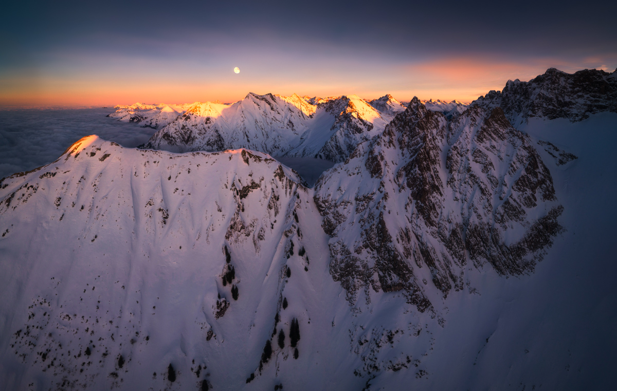 Oberstdorf, Mondaufgang über verschneiten Gipfeln, Winterdämmerung mit Nebelmeer im Allgäu - Landschaftsfotografie Oberallgäu