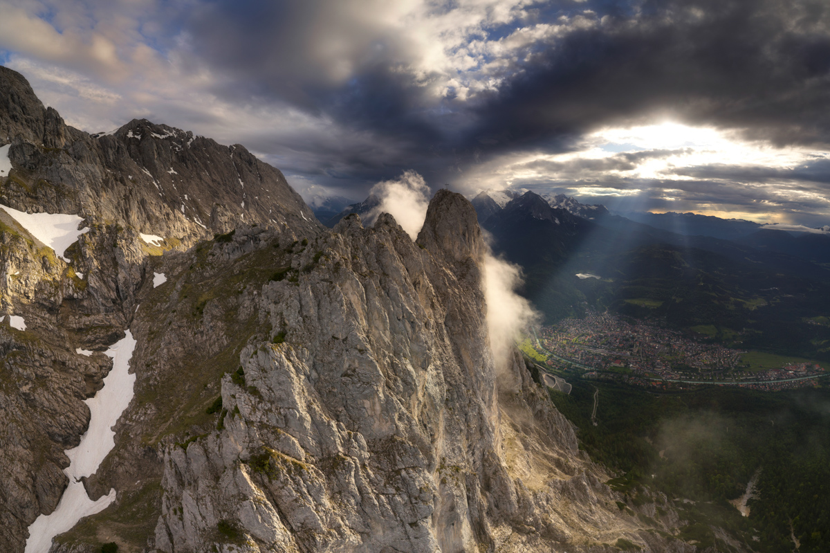 Karwendelgebirge bei Mittenwald, Dramatische Sonnenstrahlen durch Gewitterwolken, Schroffe Felswände über dem Inntal