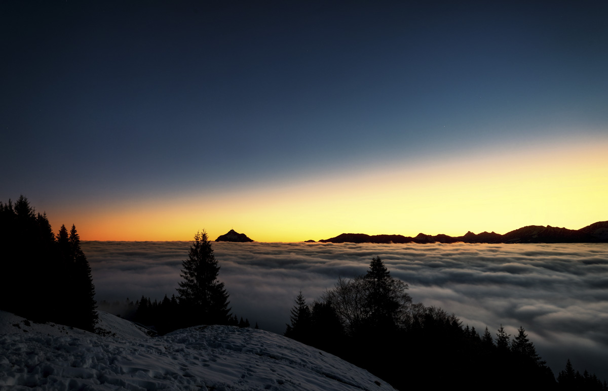 Nebelmeer vom Grünten bei der Grüntenhütte, Winterlicher Sonnenuntergang über Kranzegg und Burgberg, Goldener Horizont mit