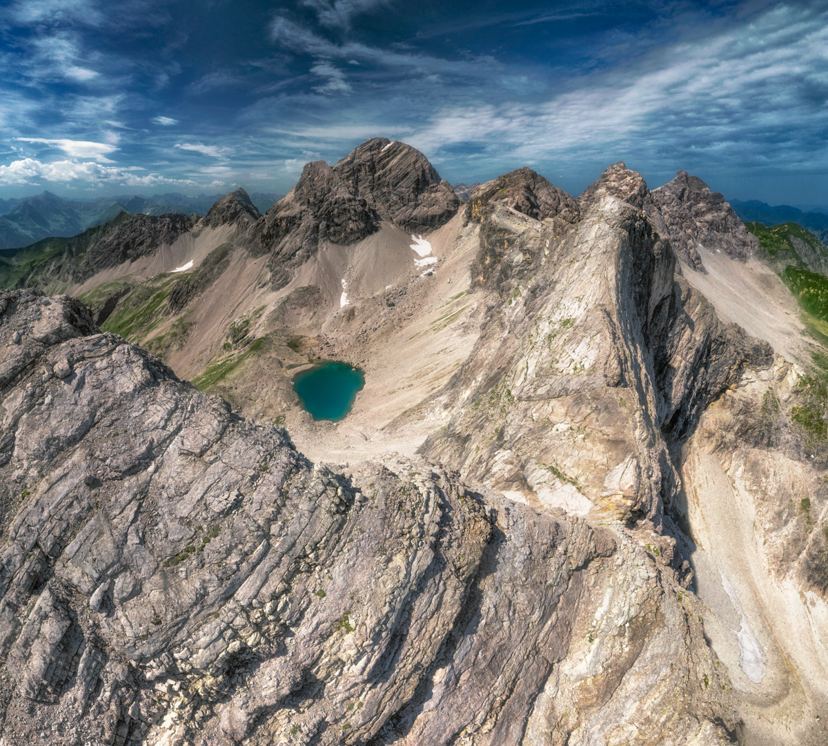 Großer Krottenkopf und Marchspitze, Türkiser Bergsee im Kalksteinkessel, Sommerliche Hochalpen bei Oberstdorf