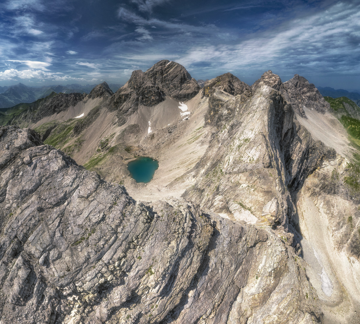 Großer Krottenkopf und Marchspitze bei Oberstdorf, Schroffe Felslandschaft mit türkisem Bergsee, Sommerliche