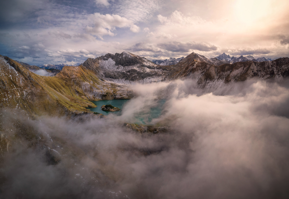 Schrecksee im Herbstnebel, Türkiser Bergsee zwischen Wolkenfetzen, Mystische Stimmung bei Hinterstein