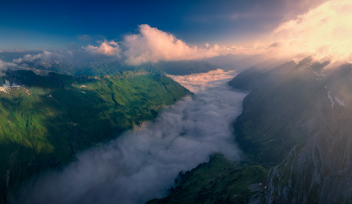 Hintersteiner Tal im Nebelmeer, Sonnenaufgang über Wiedemer und Giebel, Blick zum Hochvogel über grüne Almen