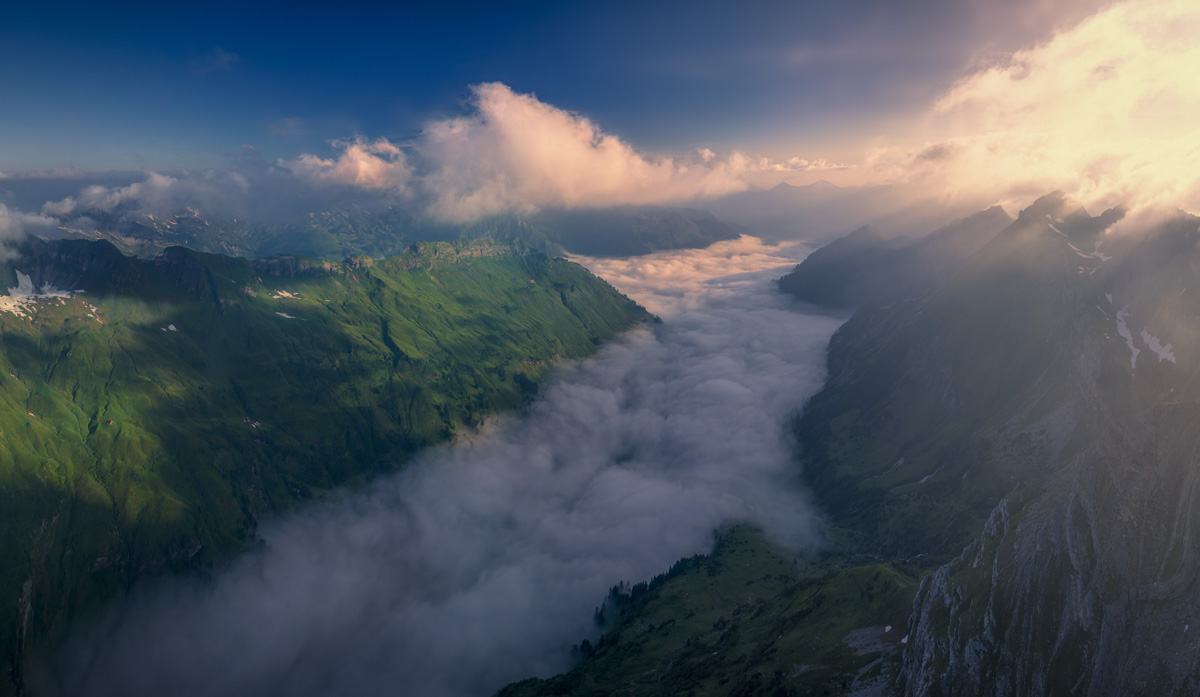 Nebelmeer im Bärgündle-Tal bei Sonnenaufgang, Wiedemer, Giebel, Großer Wilder und Hochvogel bei Hinterstein, Sommerliche