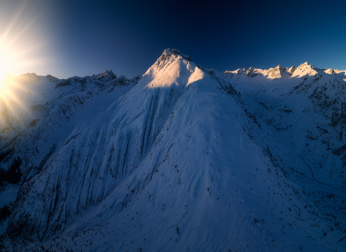 Lechtaler Gipfelpyramide, Verschneiter Berggipfel im Gegenlicht am Hahntenjoch, Winterliche Hochalpen bei Fernpass