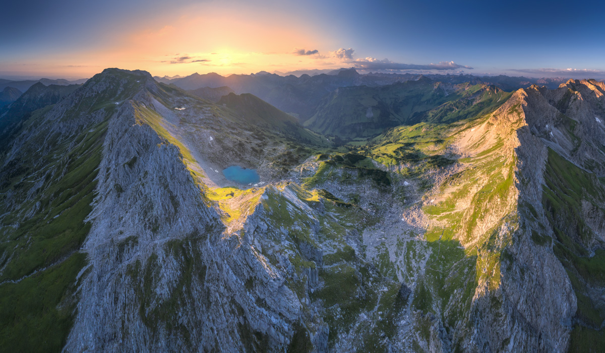 Laufbichel-See bei Sonnenaufgang im Sommer, Türkiser Bergsee zwischen schroffen Felsgraten bei Hinterstein, Goldenes