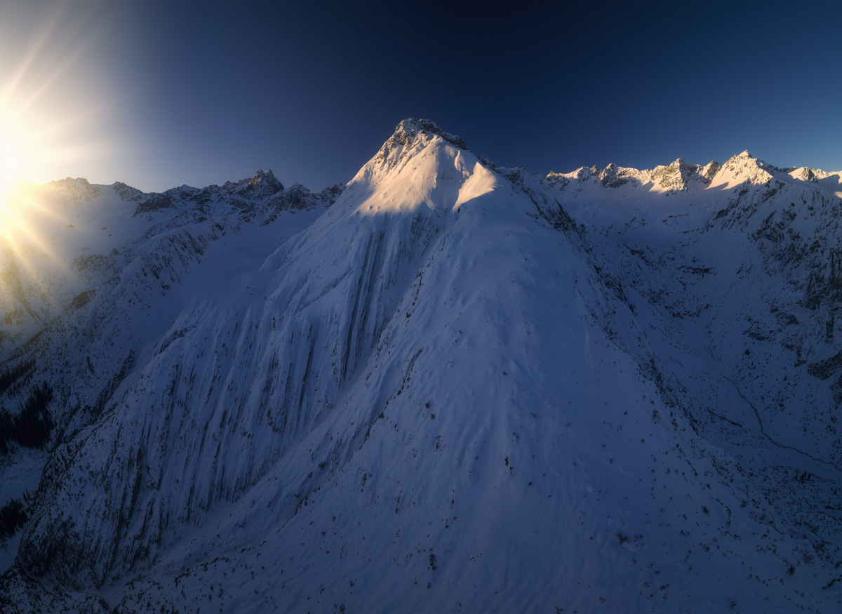 Pyramidenförmiger Gipfel am Fernpass und Hahntenjoch, Majestätische Schneepyramide im Winterlicht über dem Lechtal