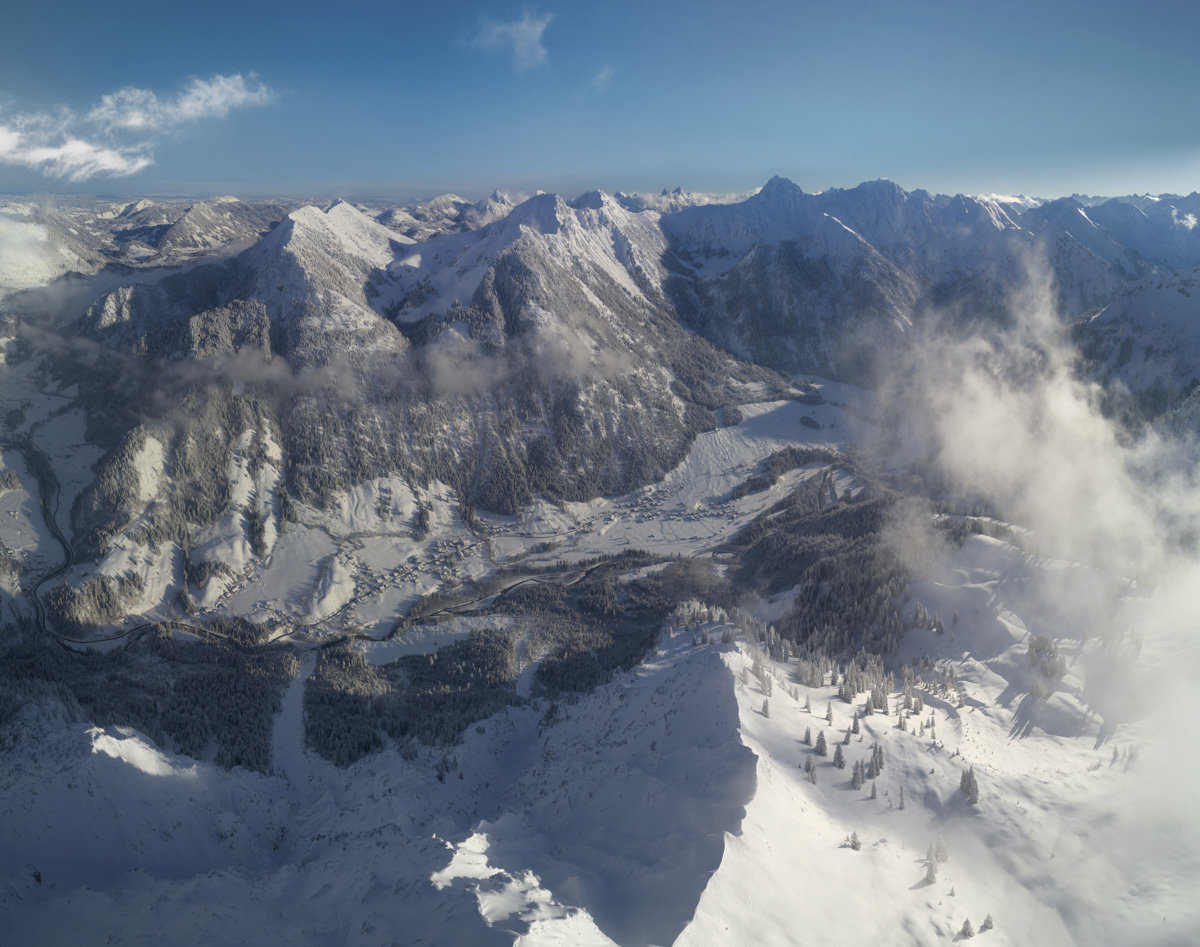 Winterliches Hinterstein-Tal vom Breitenberg, Hindelanger Klettersteig mit Wolkenfetzen und blauem Himmel, Verschneite
