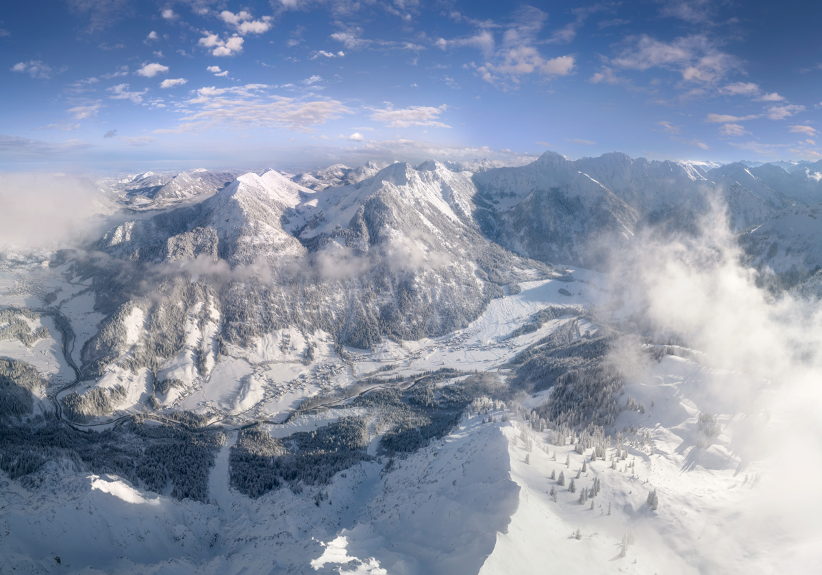 Breitenberg, Gaishorn und Rauhorn über Hinterstein und Bad Hindelang, Sonniger Wintertag mit Wolken und Schnee, Weite