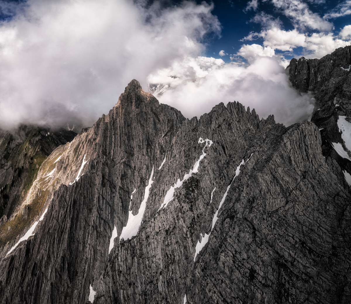 Widderstein und Hammerspitzen, Schroffe Felswände über dem Kleinwalsertal, Blick zum Fiderepass bei Riezlern