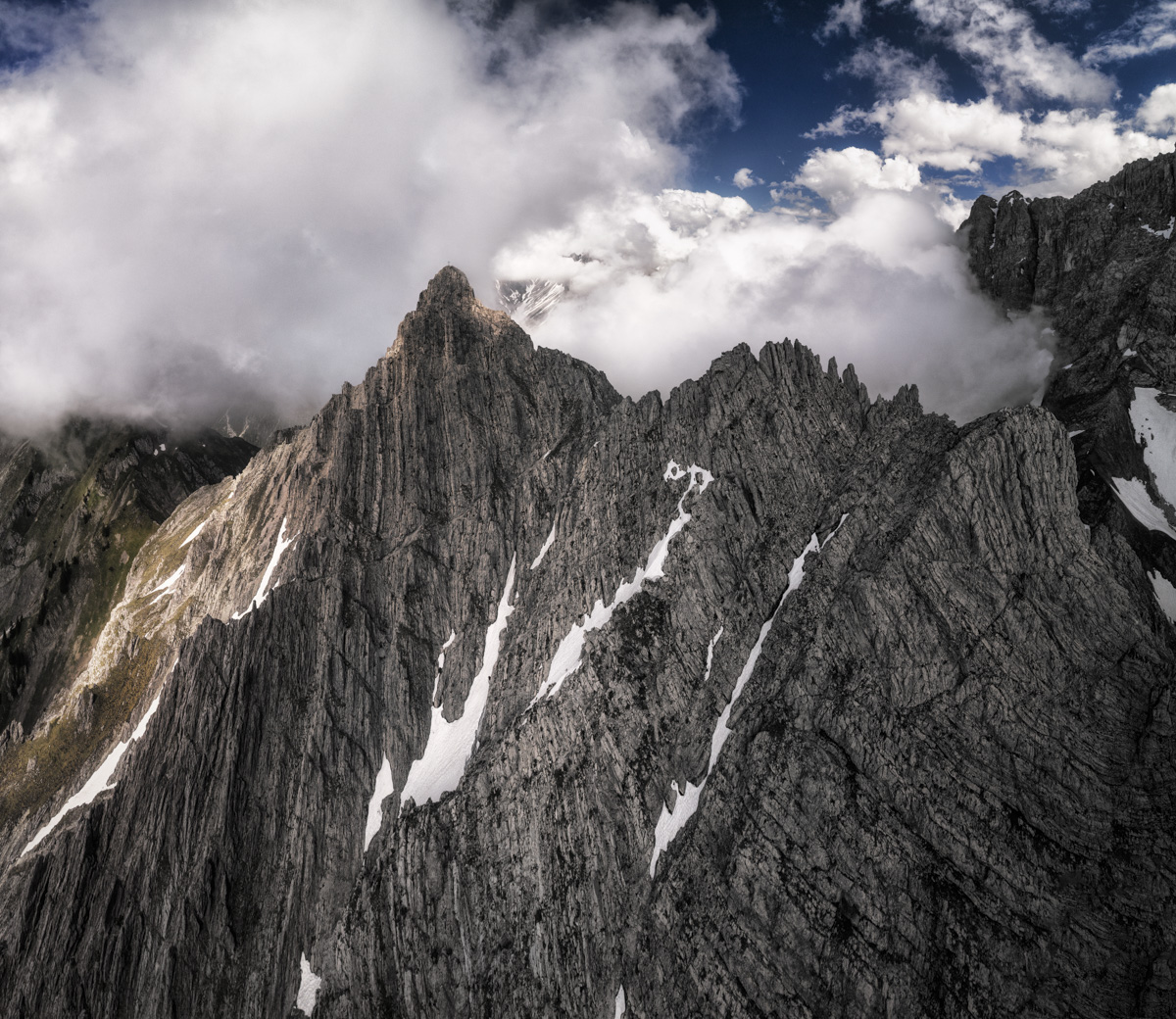 Widderstein und Hammerspitzen am Fiderepass, Schroffe Felswand über dem Kleinwalsertal bei Baad und Mittelberg, Dramatische